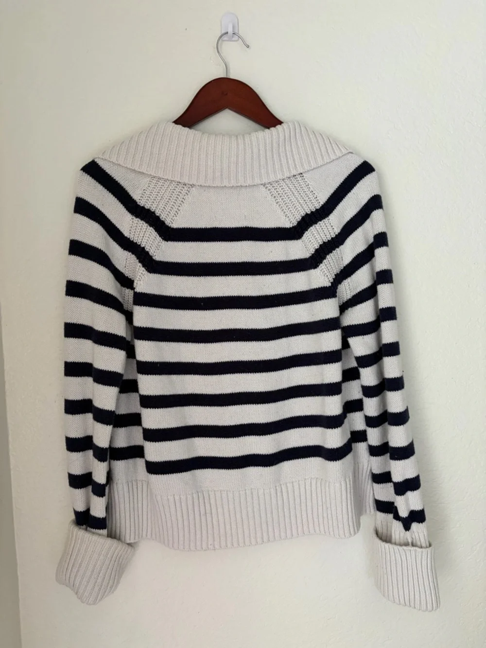 Abercrombie & Fitch White and Navy Striped V-Neck Sweater - Picture 3 of 7